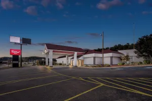 Image of Red Roof Inn Cambridge, OH