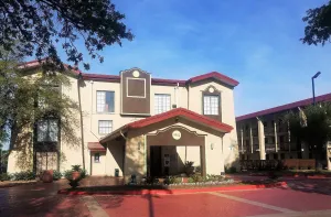 Image of Red Roof Inn & Suites Houston - Hobby Airport