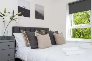 Image of Edinburgh Two Bedrooms Apartment with Free Parking