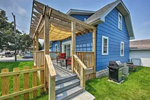 Image of Anias Retreat with Deck Walk to Lake Michigan!
