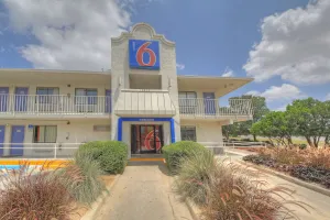Image of Motel 6 San Antonio, Tx Six Flags Fiesta TX - La Cantera Area
