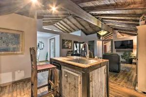 Image of Rustic Chic Home 1 Mi to Dtwn Hot Springs!