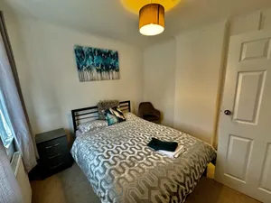 Image of Leeds - 3 Bedrooms - 1bathroom - Parking - Wifi