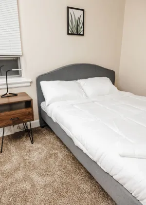 Image of Convenient Apt W/shopping, Dining & Freeways