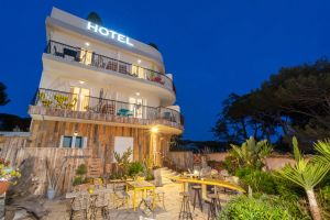 Image of Hôtel Almanarre Plage - Hôtel Eco-Responsable face à la mer