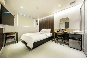 Image of Mnlucky Hotel