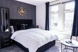 Image of Sleek & Elegant - 2 Bed Apartment In Dartford Town - Parking