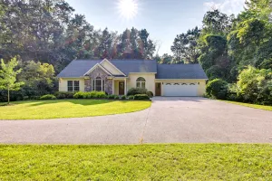 Image of Charming Flushing Cottage with Deck and Spacious Yard!