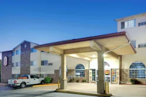 Image of Super 8 by Wyndham Kansas City