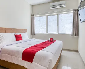 Image of RedDoorz near Ciputra World 3