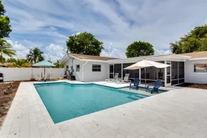 Image of Pool & Screened-in Patio: Tropical Florida Abode