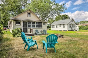 Image of Grandmas Cottage with Sunroom Walk to Beach