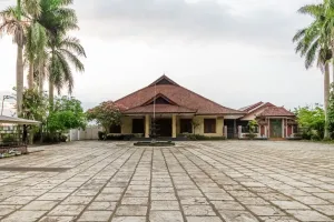 Image of RedDoorz Syariah near Gor Ken Arok