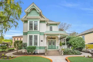 Image of Hennessey House Bed and Breakfast