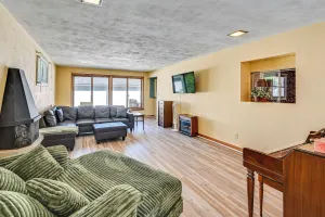 Image of 2 Mi to Dtwn Newark: Pet-friendly Home!