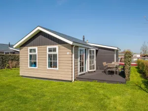 Image of Compact Lodge With an Electric Sloop in Giethoorn