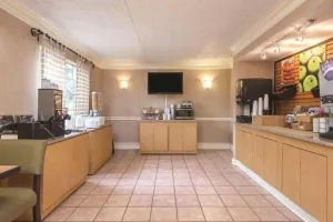Image of Causeway Inn - Metairie