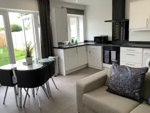Image of Hatton apartments HEATHROW AIRPORT- FREE parking-Free underground to and from Heathrow Airport Hatton Cross SEE picture-SEE LONDON fast Hatton cross to central London 30min