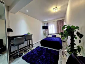 Image of Seaside Escape - Sleeps 4 - Pets Ok - Free Parking