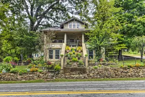 Image of Historic Hardy House on Main Street with Fire Pit!