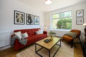 Image of The West Byfleet Place - Modern 3bdr Flat With Garden