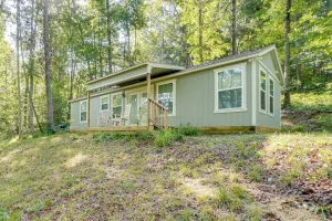 Image of Cozy Demorest Cottage: Fire Pit & Porch