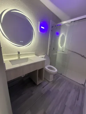 Image of New 2025-Ocean Sands Beach Boutique Inn-Sauna and Salt-Mineral Pool -Free Beach Bikes and Famous Beach-Nightly Popcorn-Bathrobes and Sunscreen in all rooms-Ultra Sparkling Certified-Free Laundry-4 Grand Black Beds in all rooms