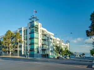 Image of Waterfront (Yarra St) by Gold Star Stays