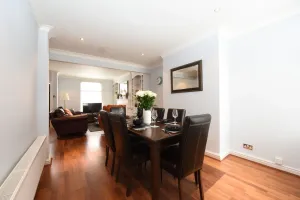 Image of "Honeysuckle House Chester" by Greenstay Serviced Accommodation - Large 3 Bed House, Sleeps 6, Perfect For Contractors, Business Travellers, Families & Groups