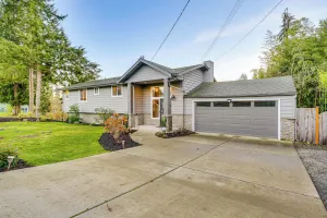 Image of Lakefront Gem: Balcony, Fire Pit & Yard in Everett