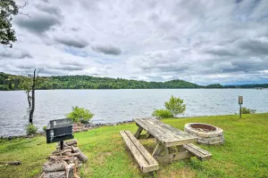 Image of Townhome with Fire Pit and Boat Dock Pets Welcome!