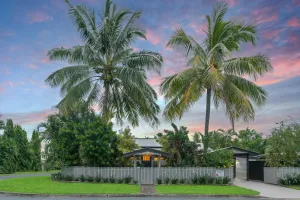 Image of Sweet Creek Cottage, Palm Cove, 200m to Beach, Heated Pool, Pets