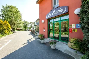 Image of Hôtel Restaurant La Crèche et sa piscine intérieure - Logis Hôtels
