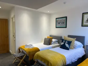 Image of Duplex Barge Cinema Room 6 Ensuite Double-triple Bedrooms Great Social Spaces