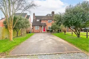 Image of Charming 4 Bedroom Home Near Oxford!
