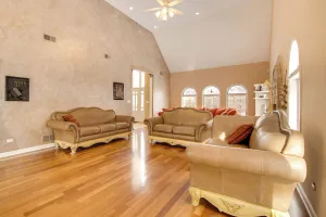 Image of Hot Tub & Sauna: Hoffman Estates Villa in Elgin!