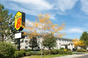 Image of Super 8 by Wyndham Redmond