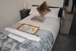 Image of Large 5 Bed House / Wolverhampton + Parking
