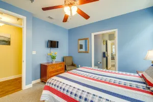 Image of Lakefront Huddleston Condo with Community Pool