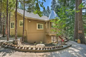 Image of 1 Mi to Jenkinson Lake Apples Chalet with Deck