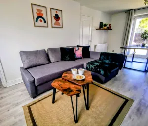 Image of No 7 - Bright, Spacious 3 Bed Home with Parking & WiFi