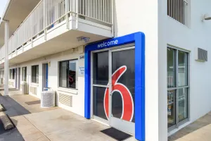 Image of Motel 6-Redding, CA - Central