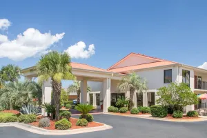 Image of Days Inn & Suites by Wyndham Navarre - near Beaches Hurlburt
