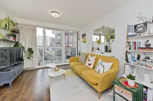 Image of Bright Greenwich Flat Near Canary Wharf by Underthedoormat