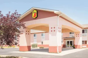 Image of Super 8 by Wyndham Iola KS