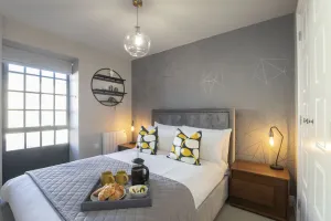 Image of Elliot Oliver - Modern 2 Bedroom Town Centre Apartment