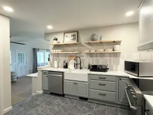 Image of Lakeview Lounge Group-friendly Near Hefner LW