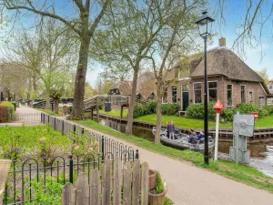 Image of Lodge in Giethoorn with breakfast