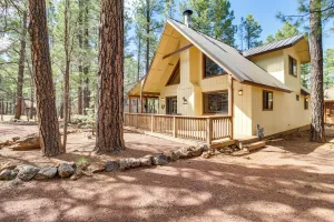 Image of 9 Mi to Rainbow Lake Woodsy Pinetop Cabin with Deck