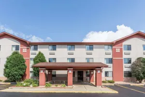 Image of Super 8 by Wyndham St. Charles